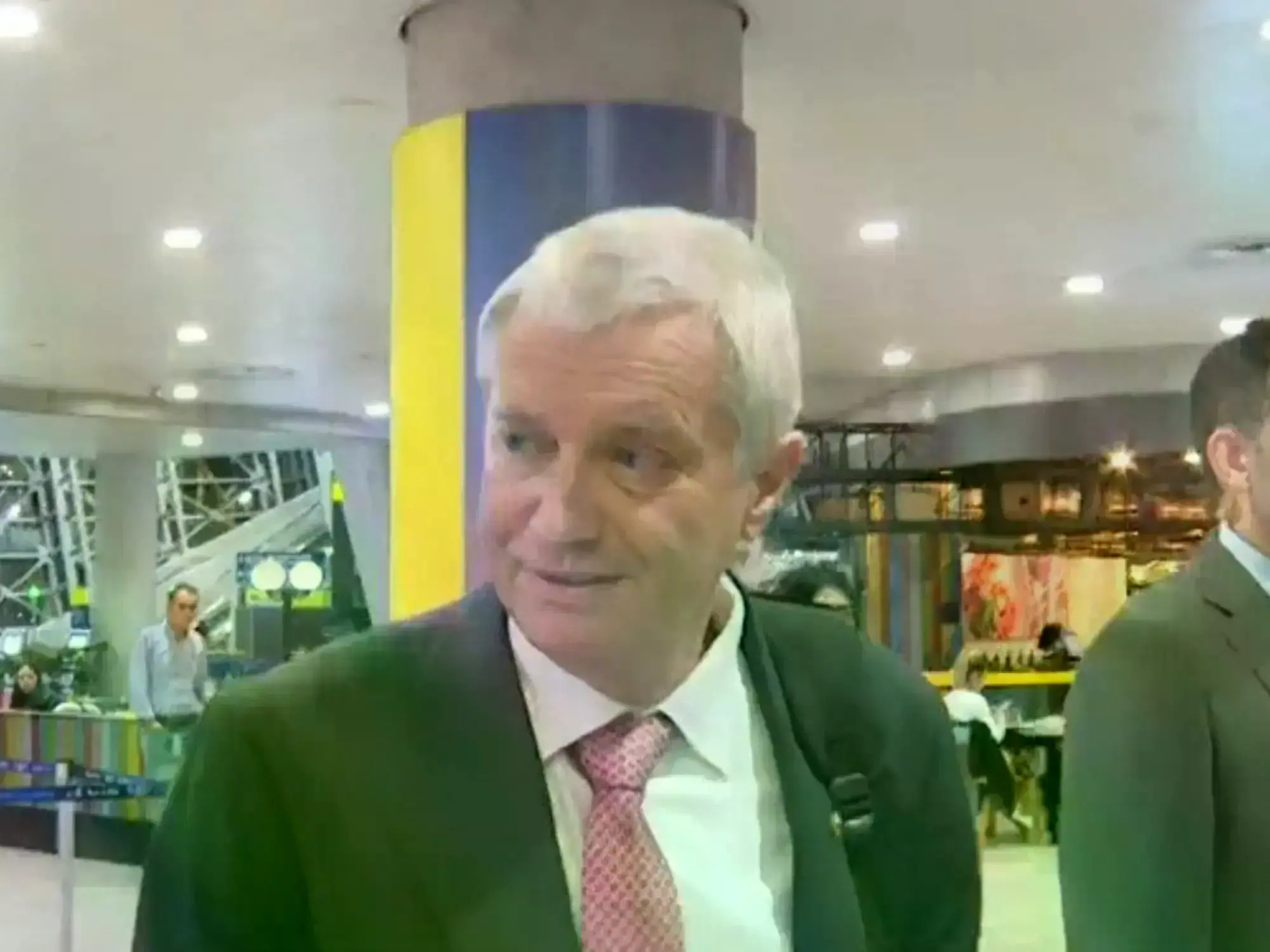 El presidente electo de Chile, José Antonio Kast, en el aeropuerto de Santiago antes de volar a Buenos Aires.