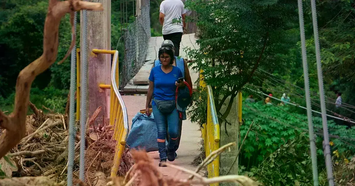 Una persona camina en medio de escombros en El Torno, Bolivia.