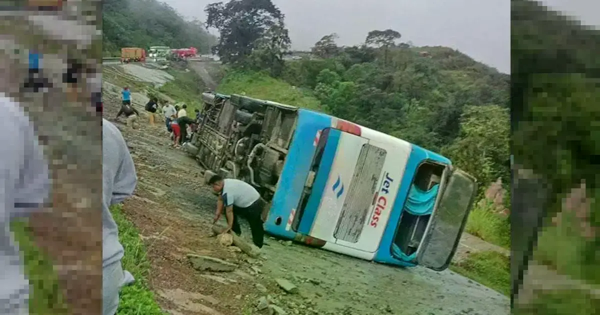 Bus de alto tonelaje volcado a un costado de la carretera.