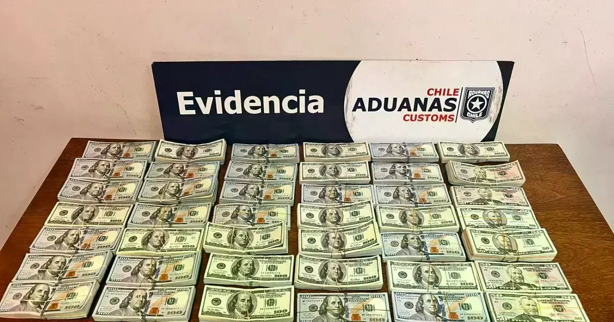 Los dólares encontrados ocultos en el bus