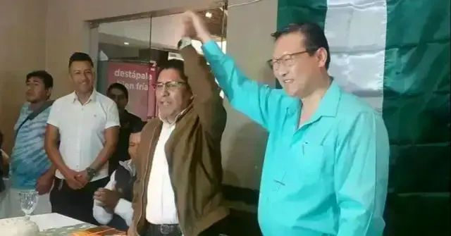 Félix Patzi y Chi Hyun Chung en una conferencia de prensa este martes.