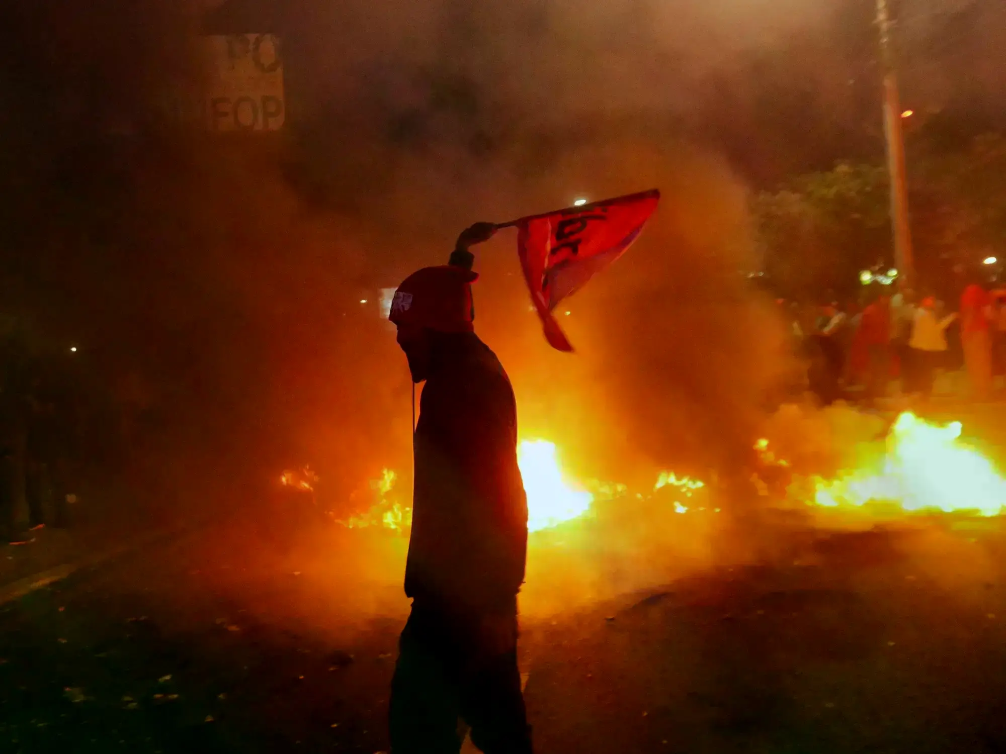 Un manifestante participa en una protesta, más de dos semanas después de las elecciones presidenciales.