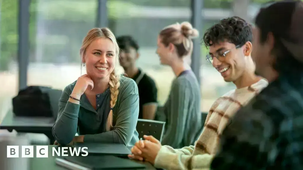 Estudiantes con banderas europeas en una ceremonia de graduación.