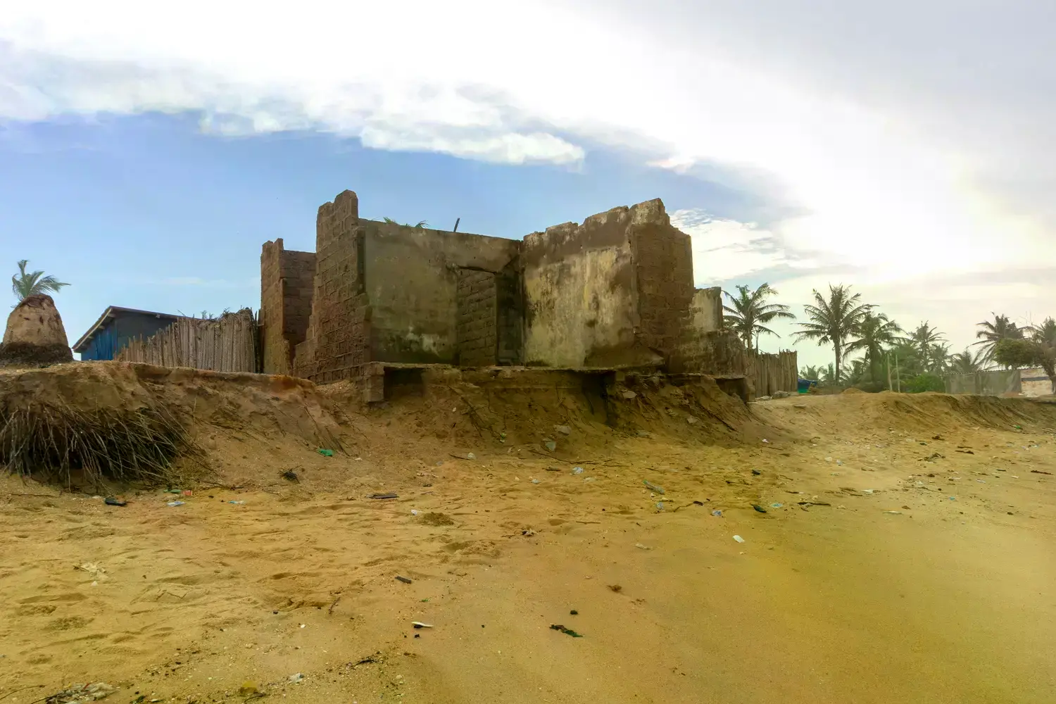 Una casa siendo engullida por el mar en Avepozo, un suburbio al este de Lomé, Togo.