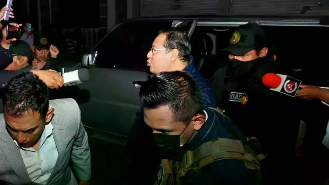El expresidente Luis Arce, al llegar al penal de San Pedro.
