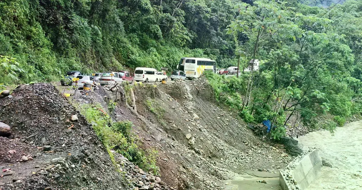 Las lluvias afectaron parte de una vía en el trópico de Cochabamba.