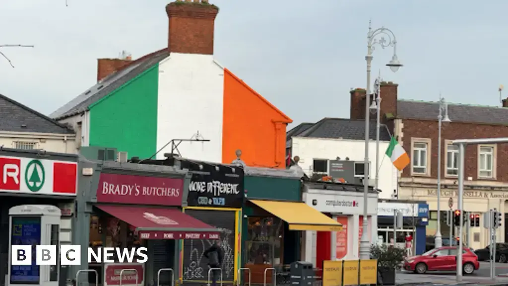Una bandera tricolor irlandesa pintada en un muro en East Wall, Dublín norte.