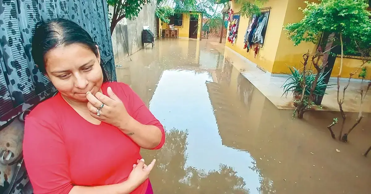 Reina Menacho alquila una motobomba para sacar el agua de su vivienda inundada.