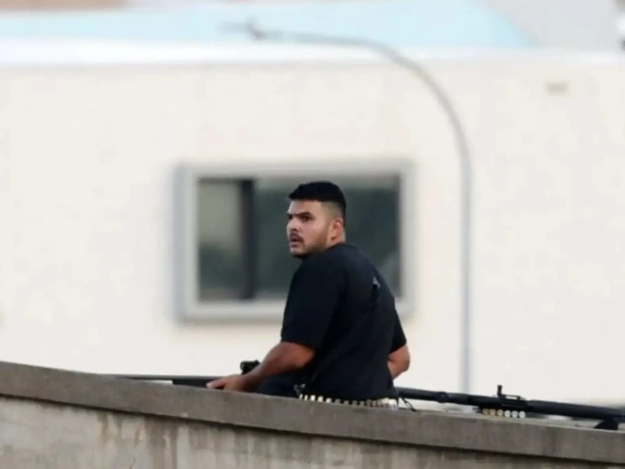 Familiares lloran durante un funeral de una víctima del atentado en Bondi.