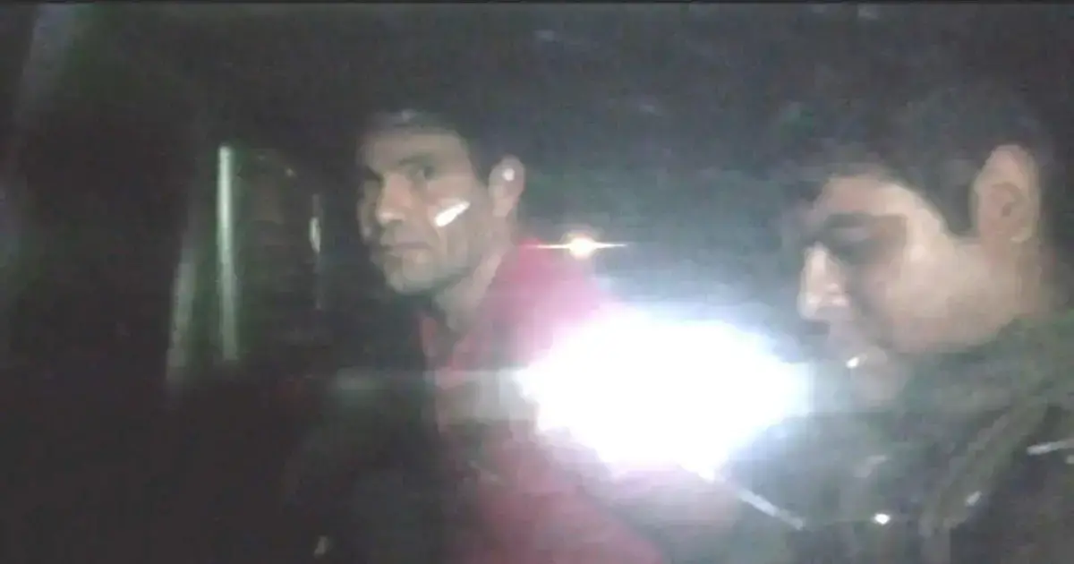 El momento en que el aprehendido es trasladado por la policía.