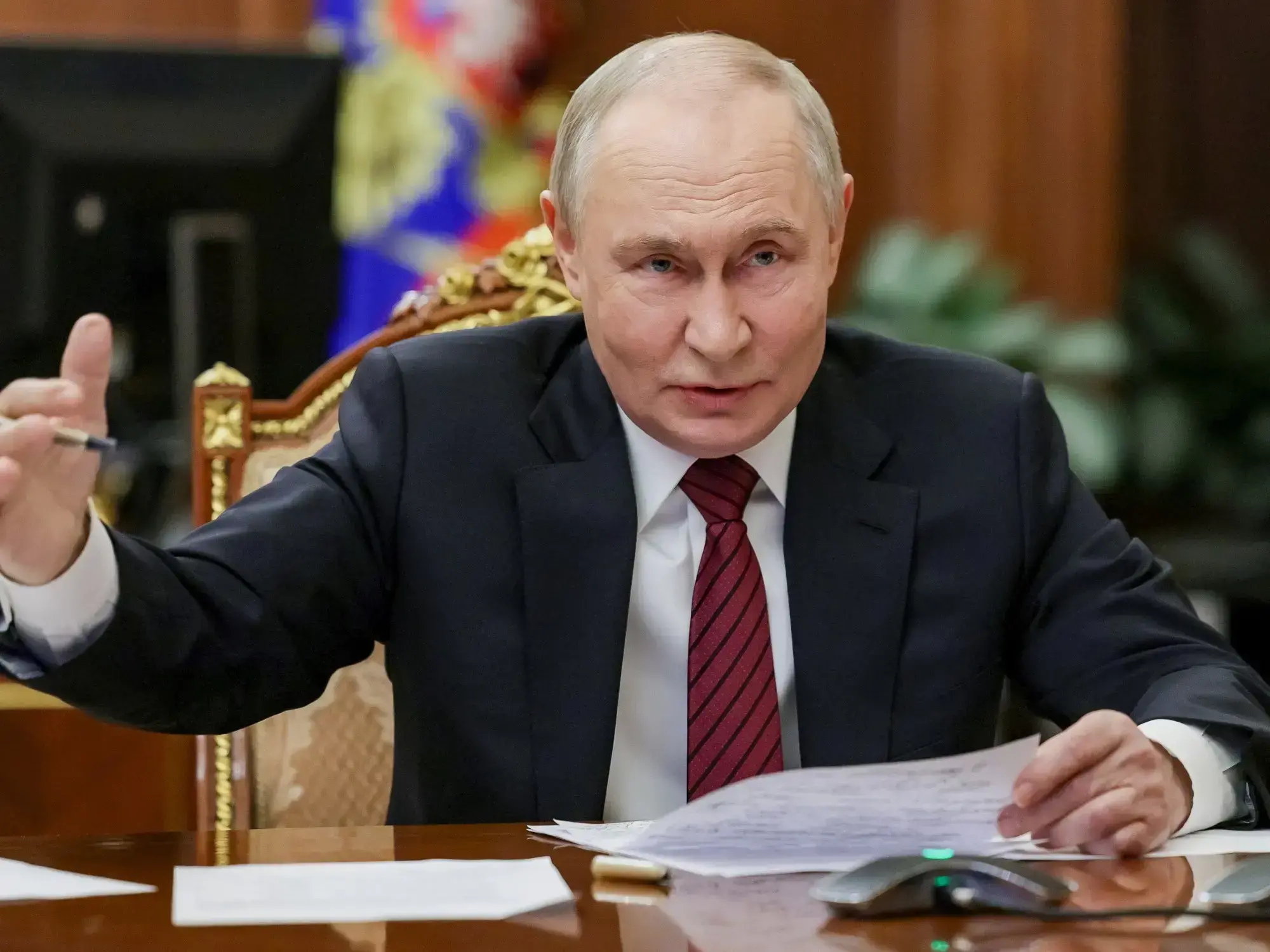 Vladimir Putin durante una reunión con altos funcionarios del Ministerio de Defensa en Moscú.