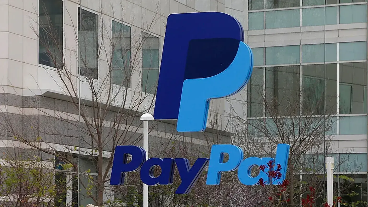 Rótulo de PayPal en la entrada de un edificio de oficinas en San José, California.