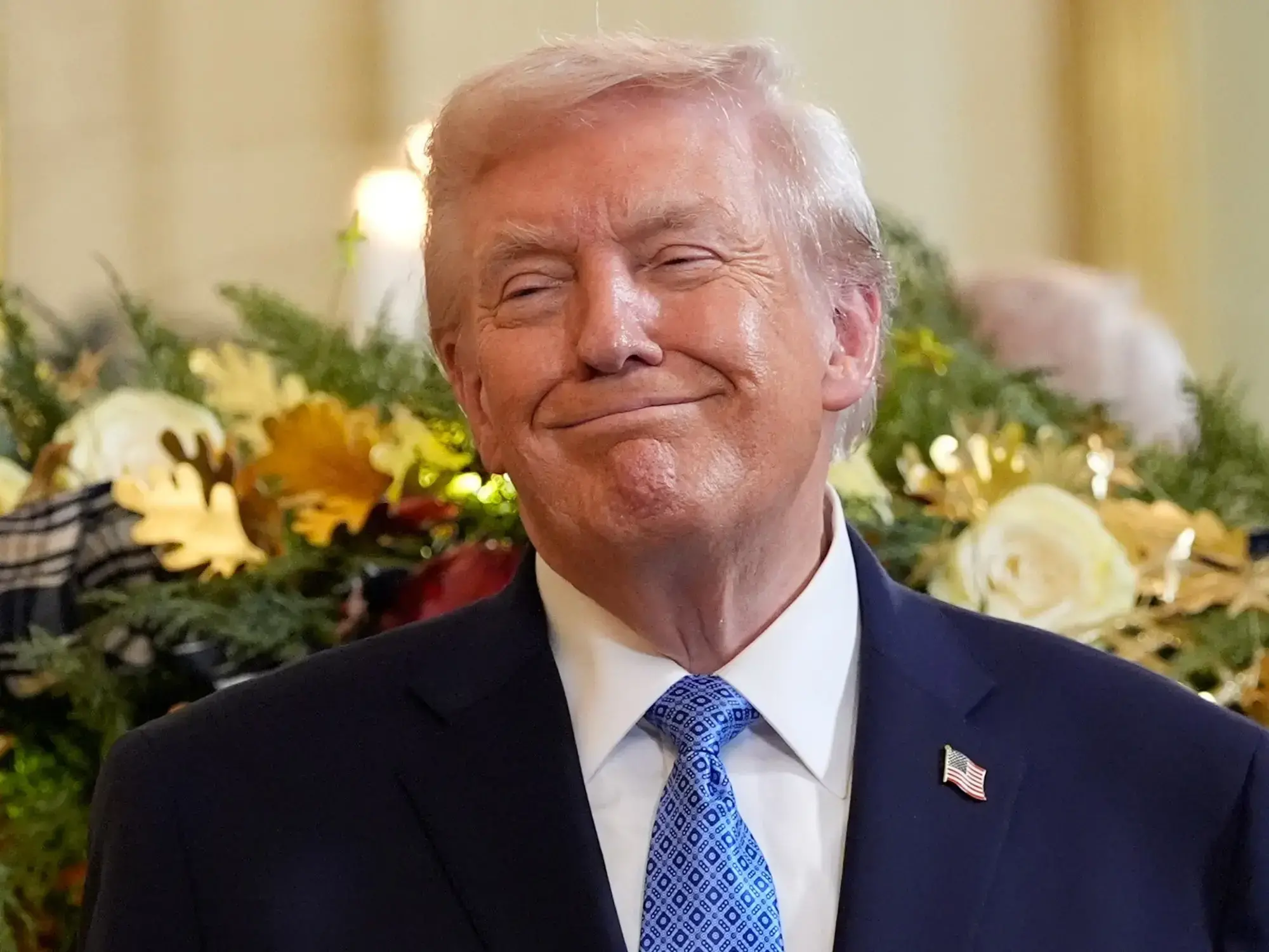 Donald Trump sonríe durante una recepción por Janucá en la Casa Blanca.