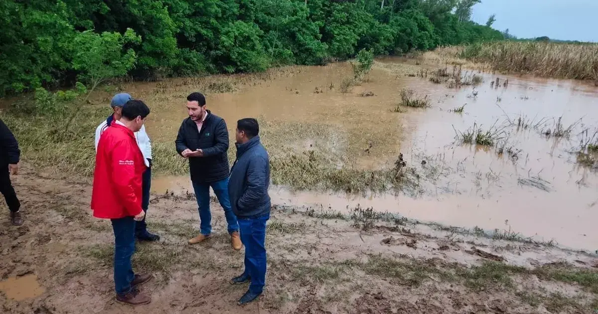 Autoridades del Searpi y el alcalde de Montero supervisan la zona inundada.