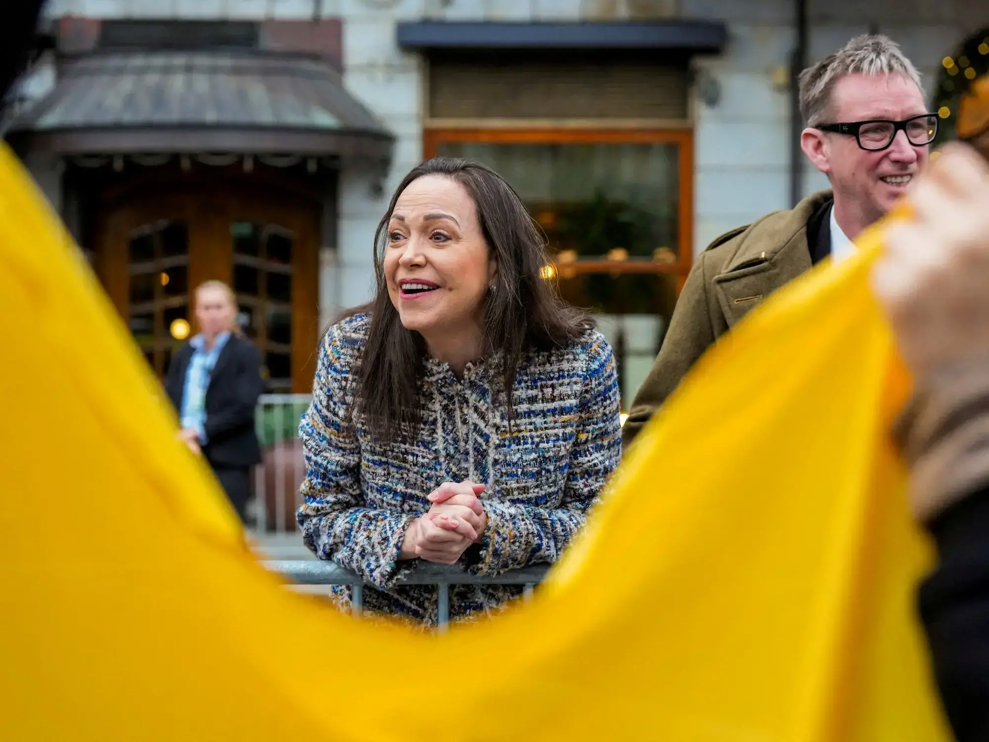 María Corina Machado frente al hotel donde residía en Oslo.