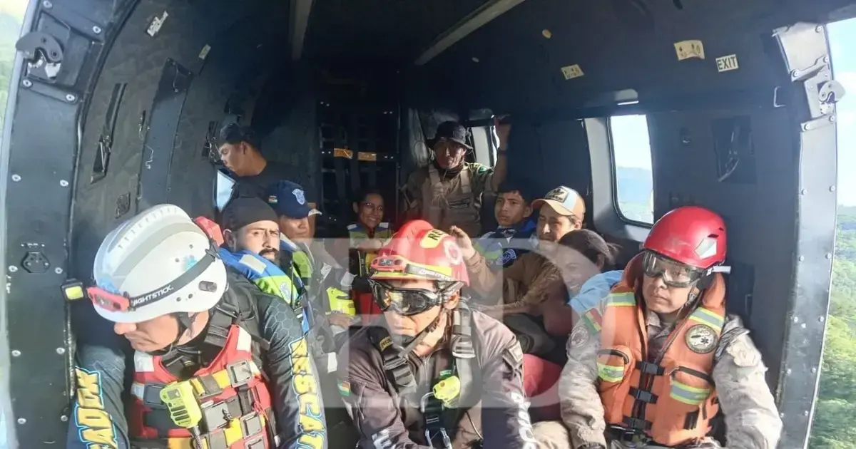 Familias son rescatadas en helicópteros por la Fuerza Aérea Boliviana (FAB)