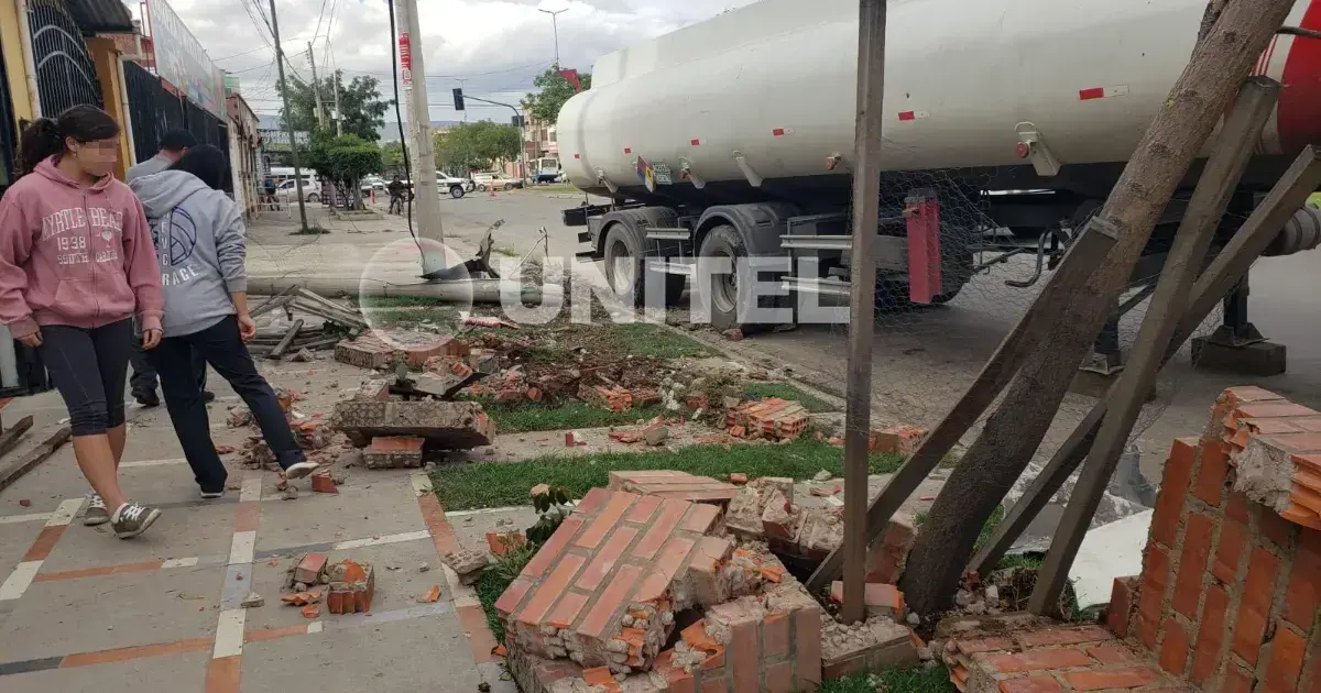 Carro cisterna accidentado en la avenida Melchor Pérez de Cochabamba.