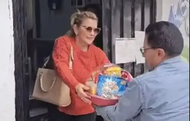 Jeanine Áñez ingresa al penal de Miraflores portando un canastón.