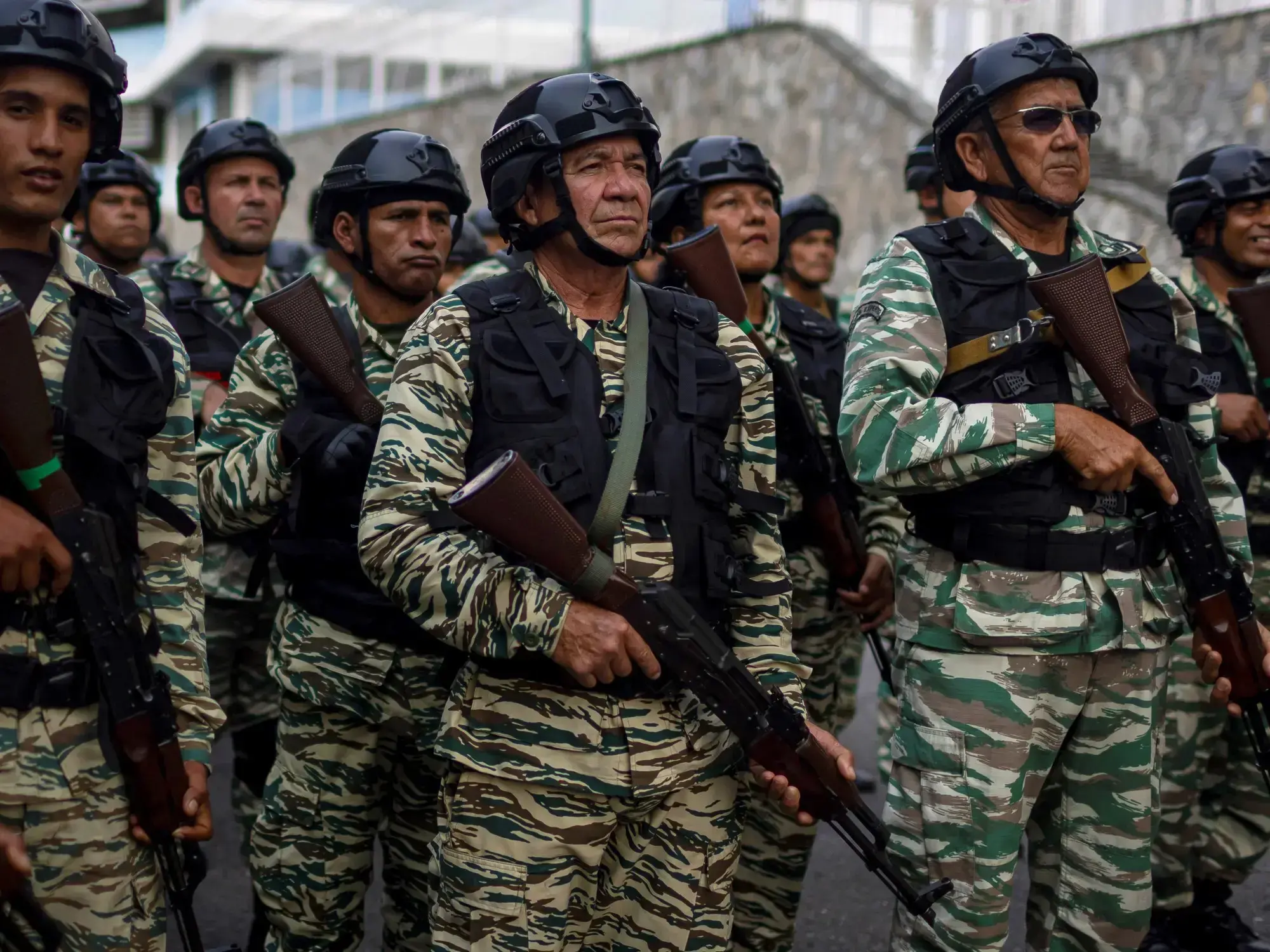 Militares venezolanos participan durante el 'Plan Independencia 200', en Caracas.