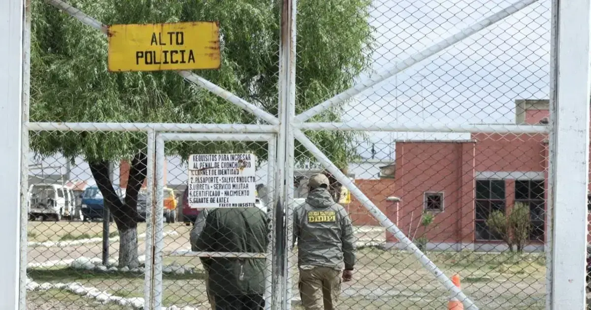 Investigan a policías por la fuga de dos reos.
