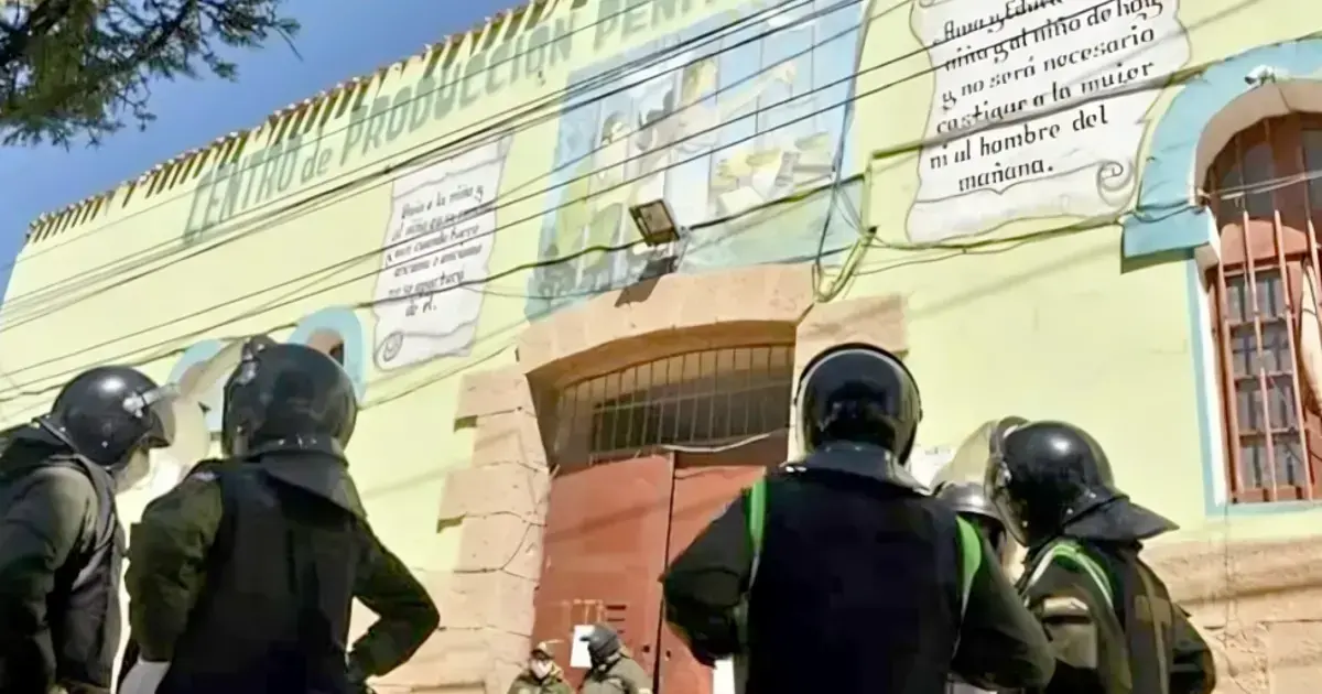 El policía quedó aprehendido.
