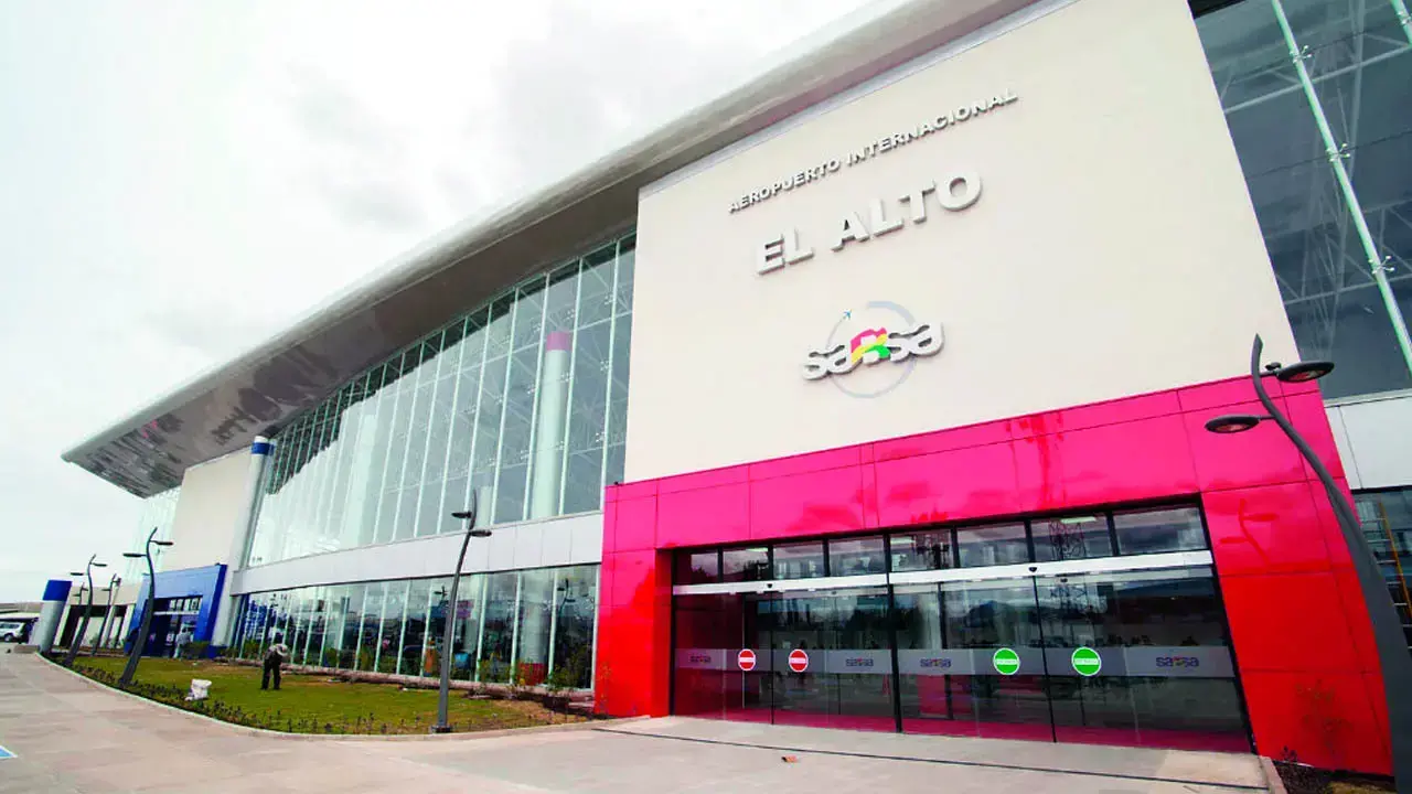 Frontis del aeropuerto internacional de El Alto.