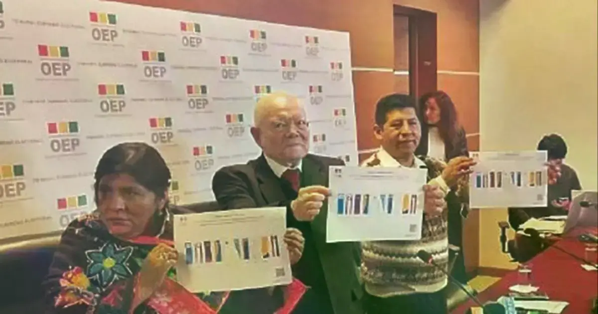 Los vocales Nelly Arista, Óscar Hassenteufel y Tahuichi Tahuichi en el TSE.