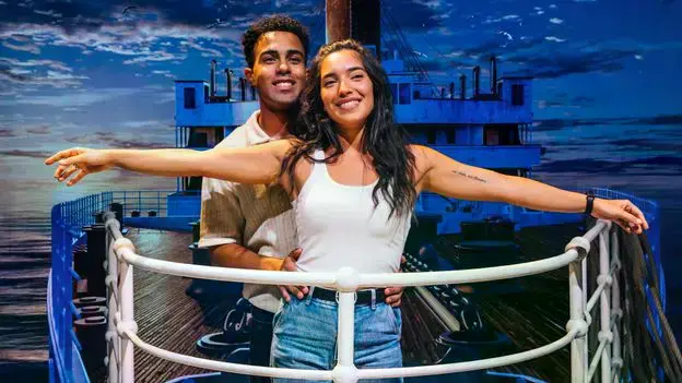 Una proyección inmersiva recrea los interiores del Titanic en una exposición en Londres.