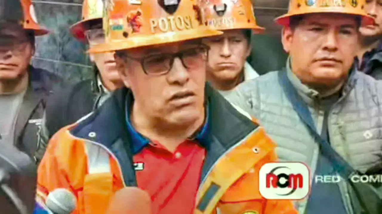 Dirigentes mineros en conferencia de prensa.