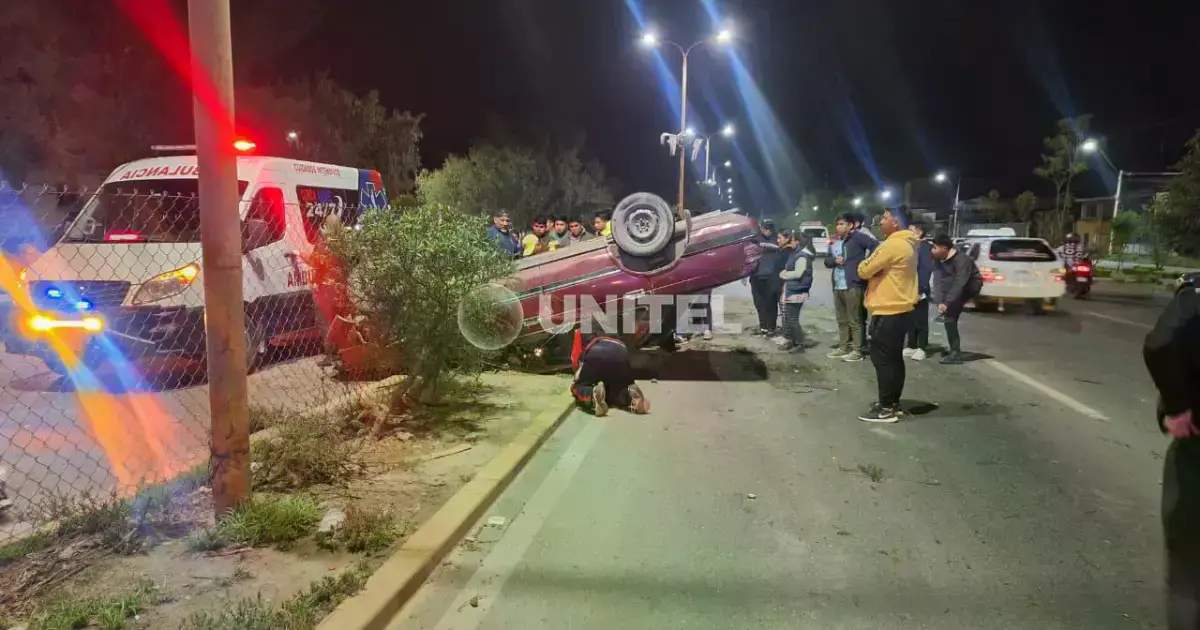 El vehículo quedó volcado en medio de la jardinera central