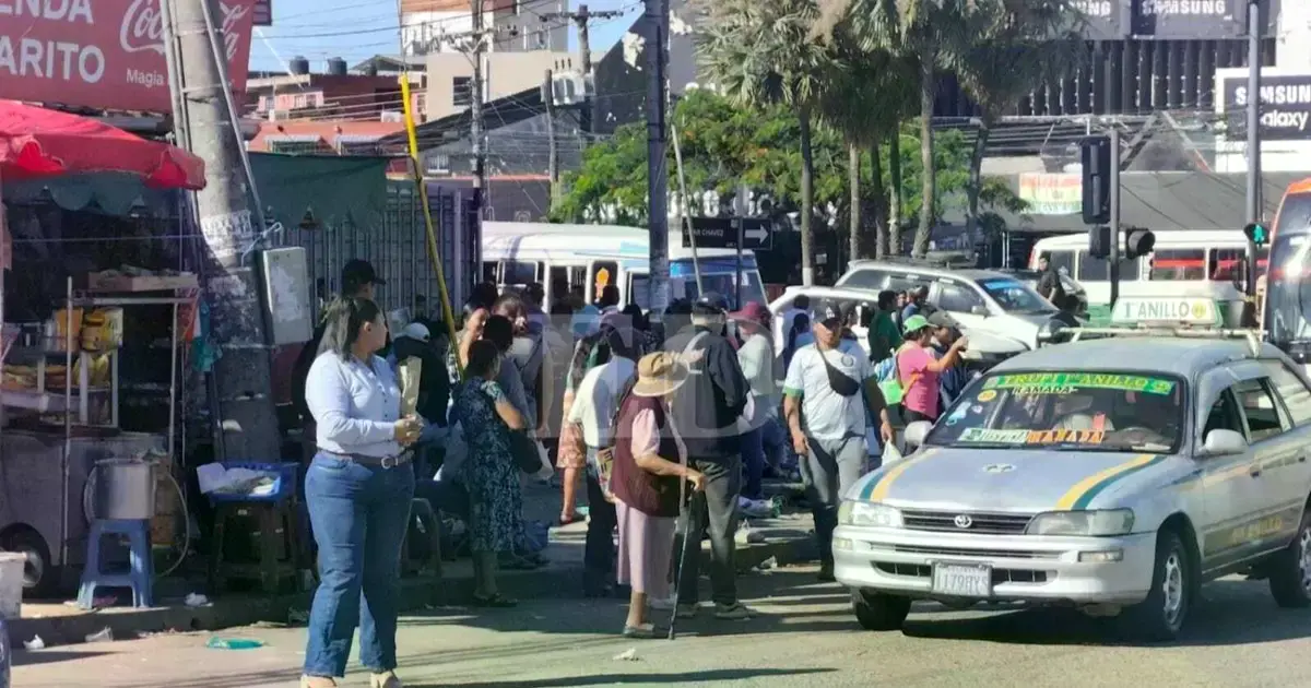 Pasajeros esperan en las calles por transporte público