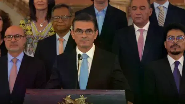 Rodrigo Paz anunciando el decreto 5503