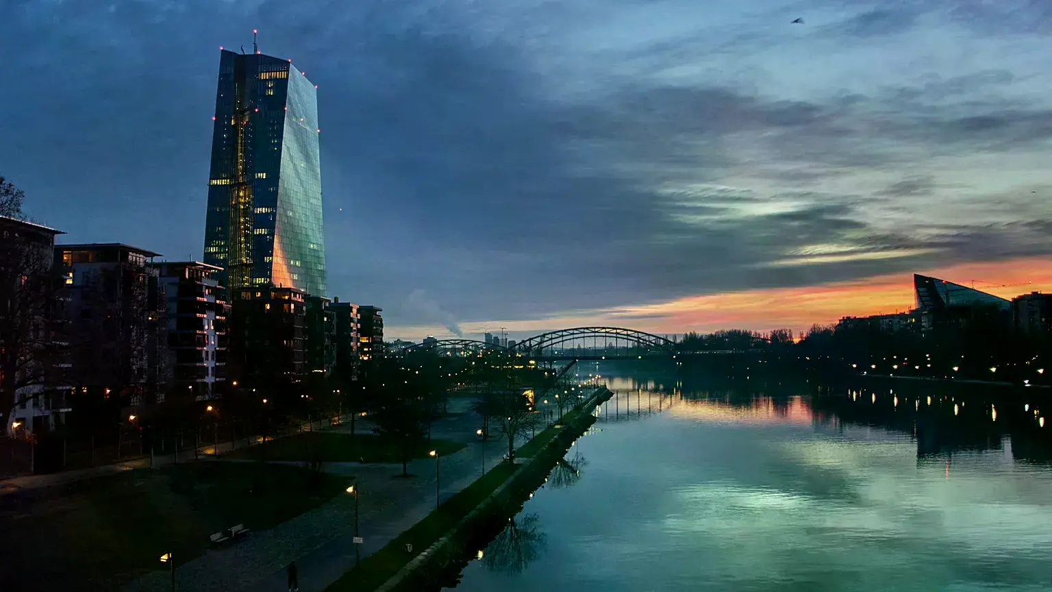 El Banco Central Europeo se ve junto al río Meno, en Fráncfort, Alemania, nueve de diciembre de 2025.