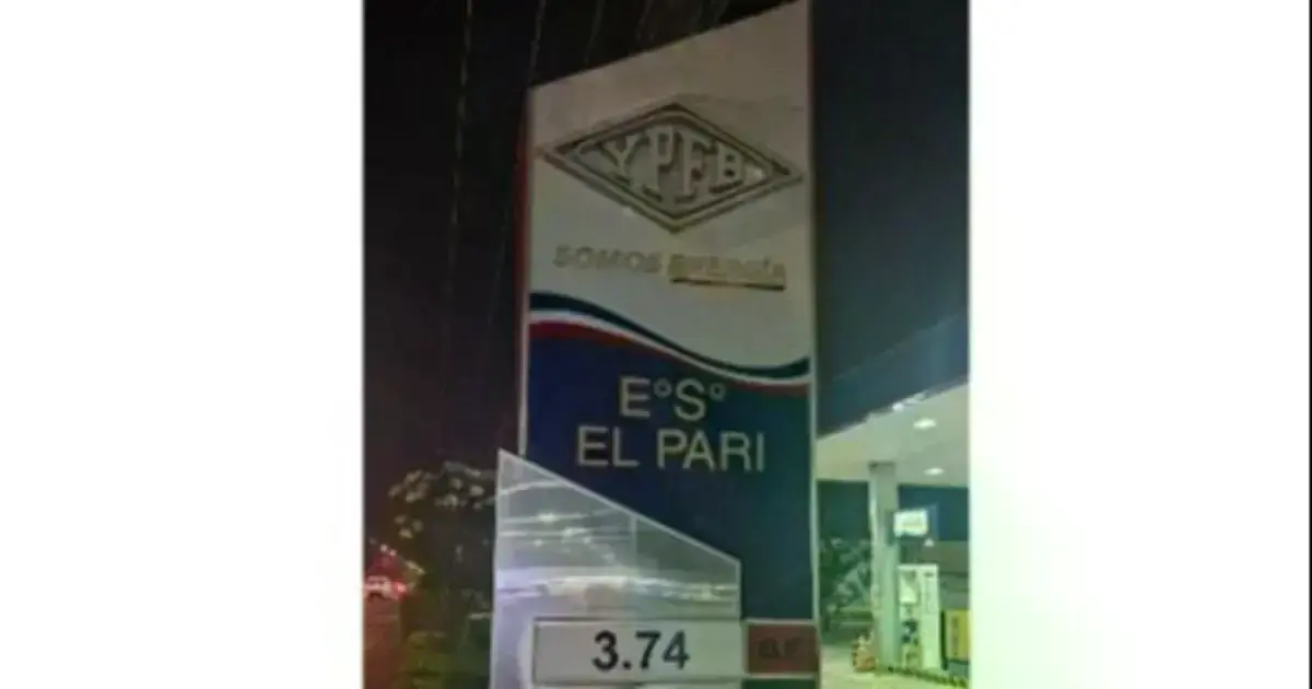 Una estación de servicio en Santa Cruz fija los nuevos precios de los carburantes.