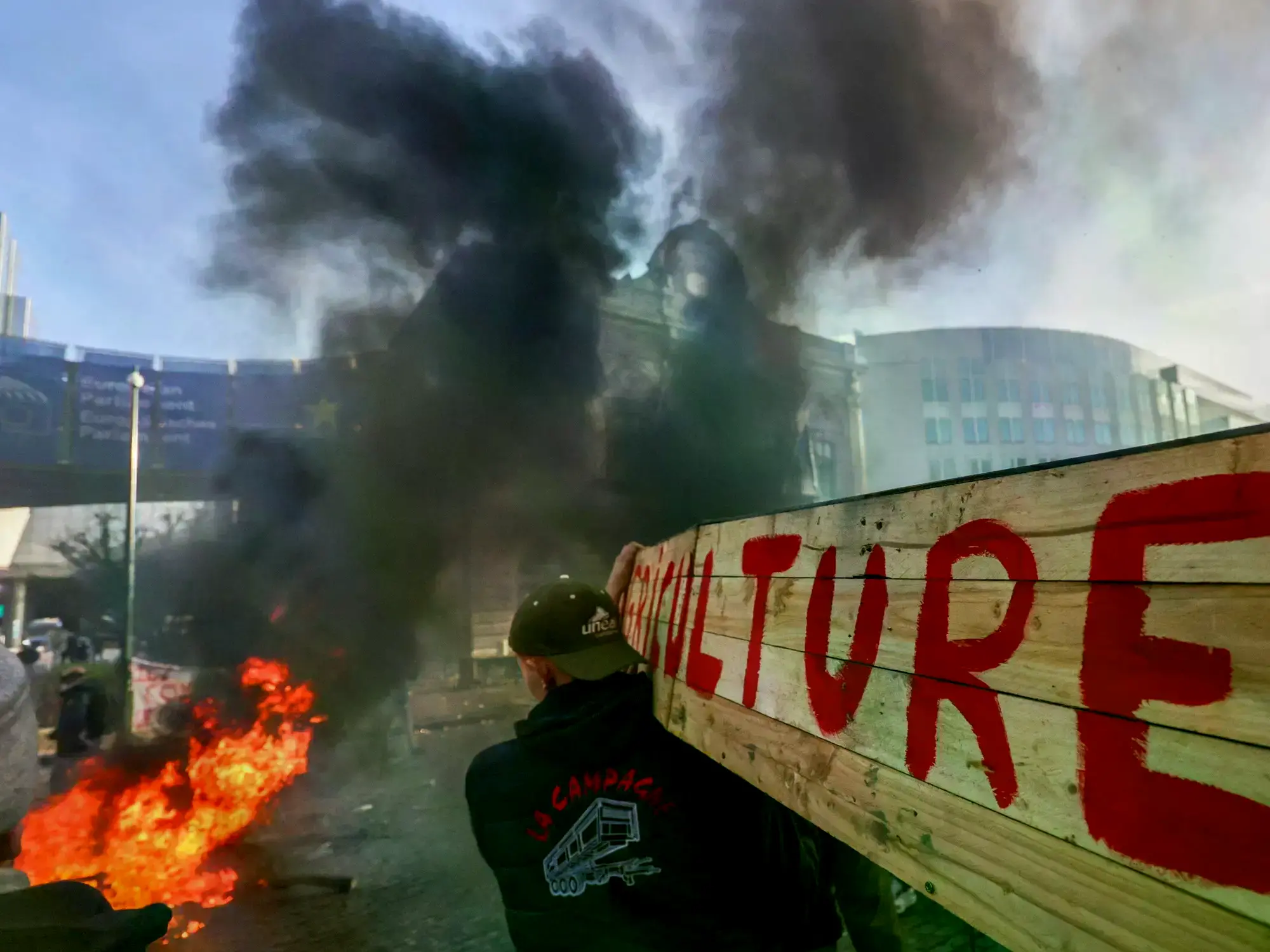 Agricultores cargan un ataúd durante una protesta en Bruselas contra el Mercosur.