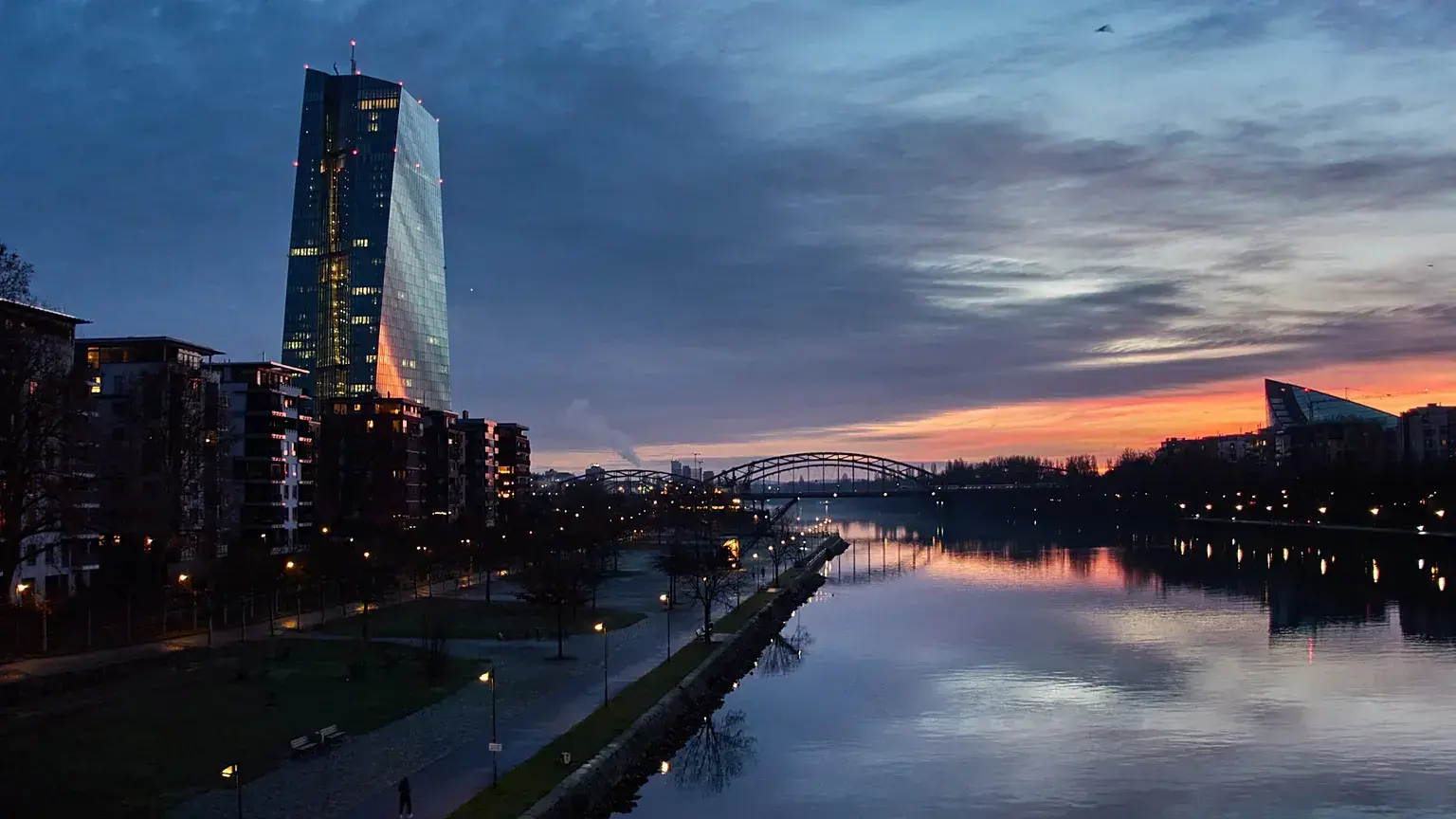 El Banco Central Europeo se ve junto al río Meno, en Fráncfort, Alemania.