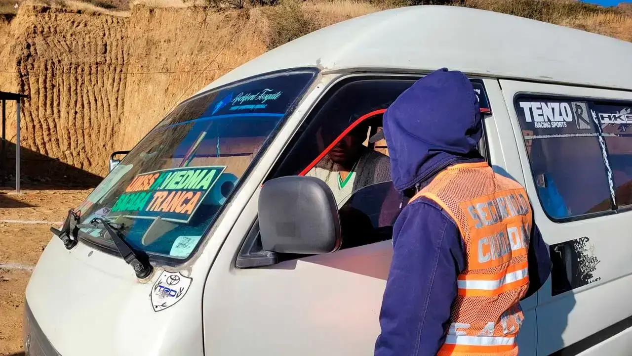 Funcionario municipal controla el pasaje en Sacaba.