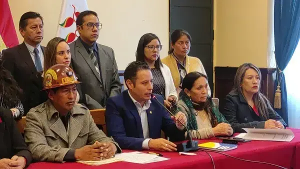 Edmand Lara junto a las bancadas de Libre y Súmate.