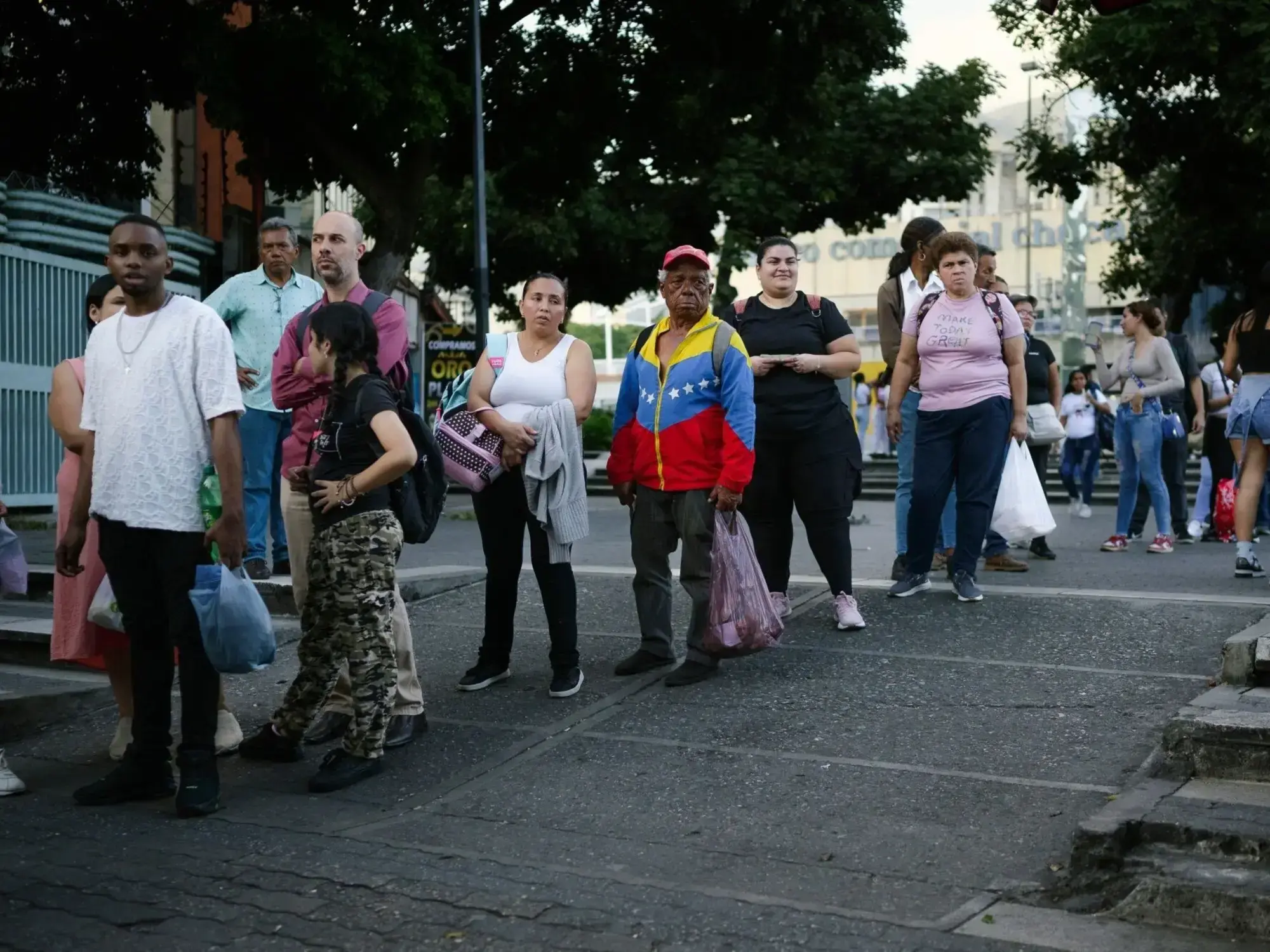 Una fila de personas para tomar el transporte público en Caracas, Venezuela.