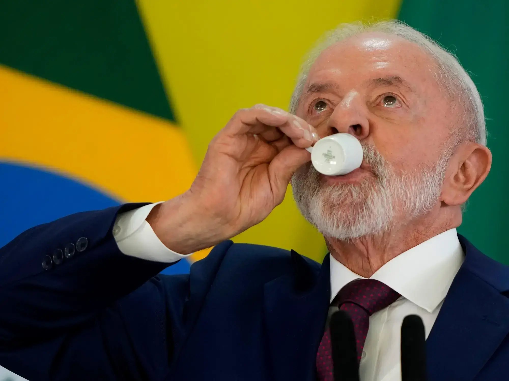 El presidente brasileño, Luiz Inácio Lula da Silva, toma un sorbo de café durante una conferencia de prensa.