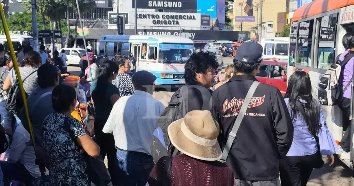 Pasajeros esperan el transporte urbano