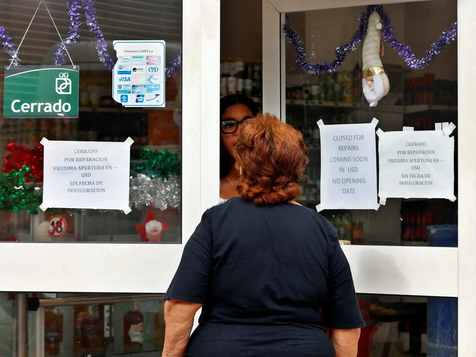 Un grupo de personas esperan para entrar a un banco este jueves, en La Habana (Cuba).
