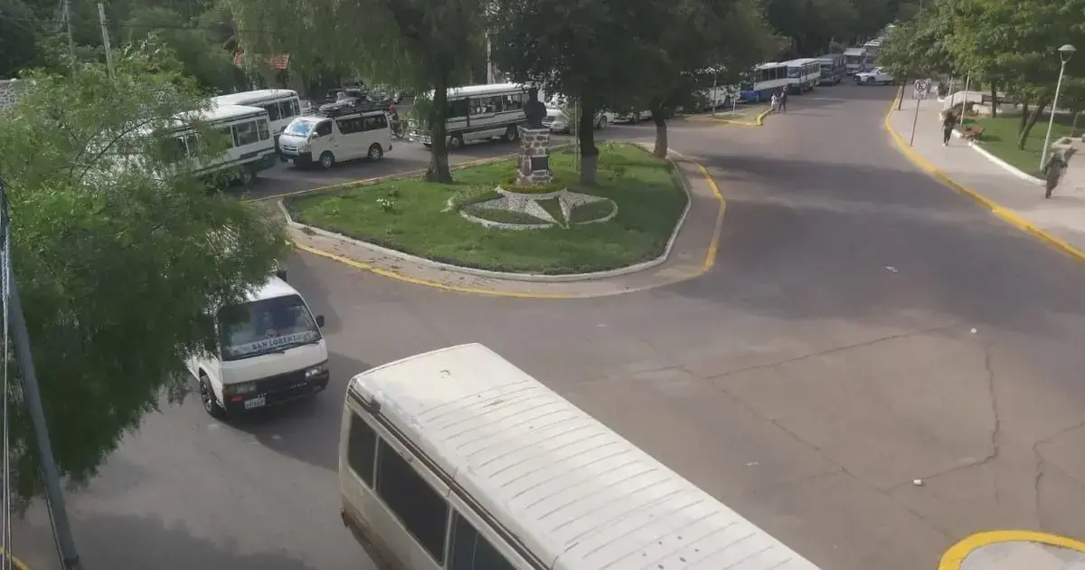 Choferes del transporte público de Tarija realizan movilizaciones por las calles.