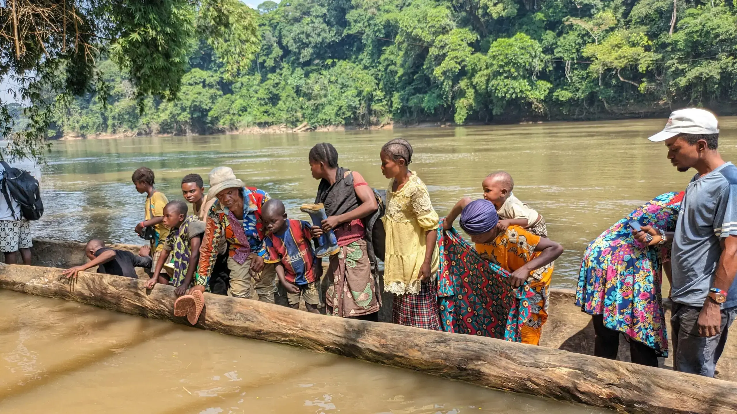 Dos personas recogen coordenadas geográficas para la tierra forestal comunitaria Asu'u.