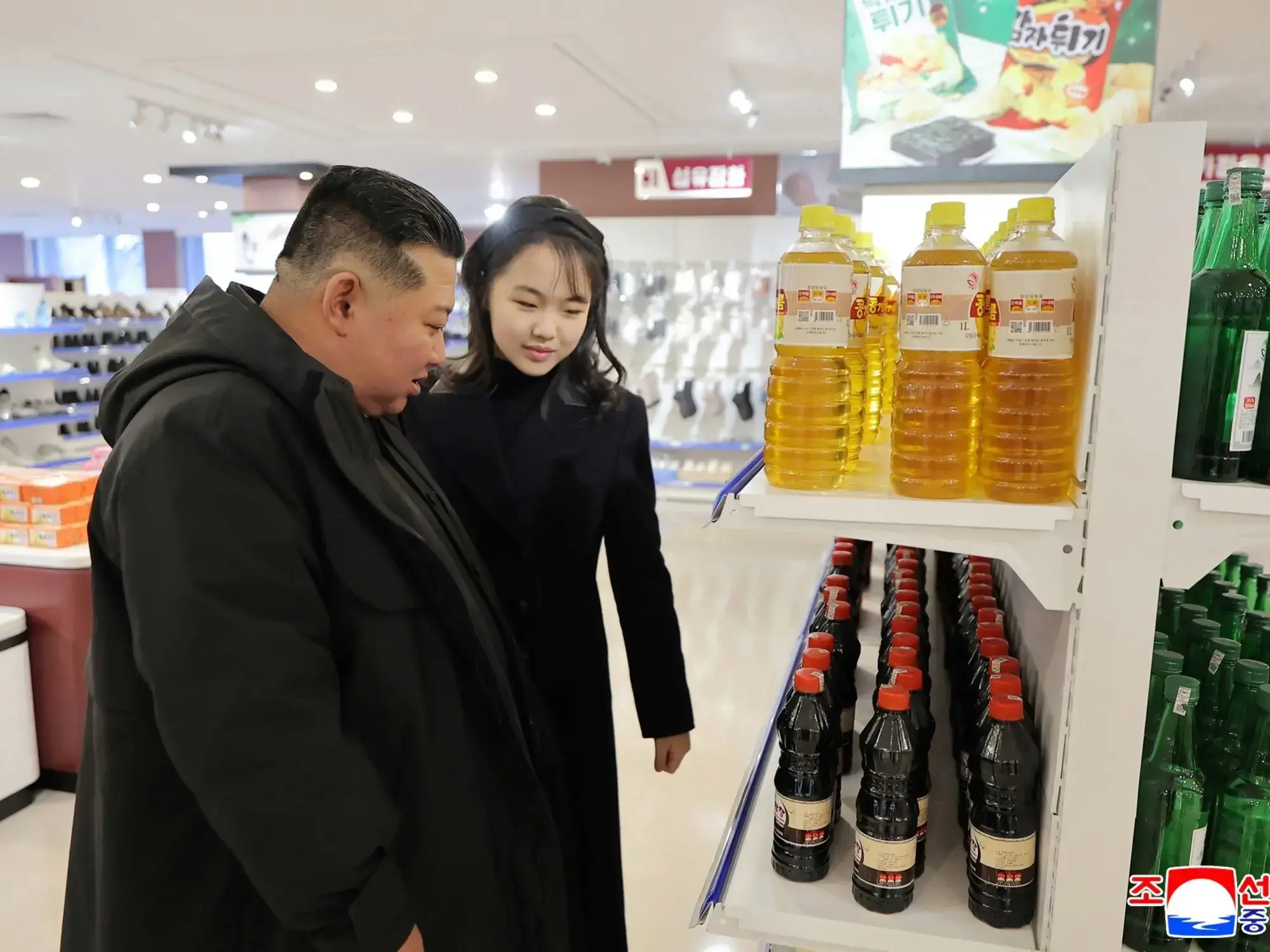 Kim Jong-un y su hija, Kim Ju-ae, inspeccionan un complejo industrial en Kangdong.