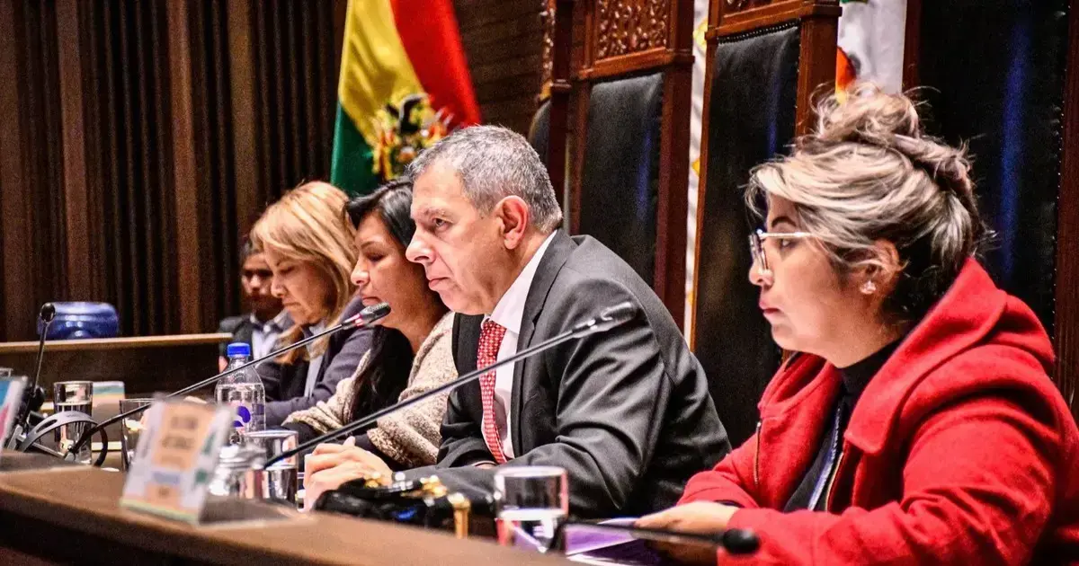 El presidente del Senado, Diego Ávila, junto a su directiva.