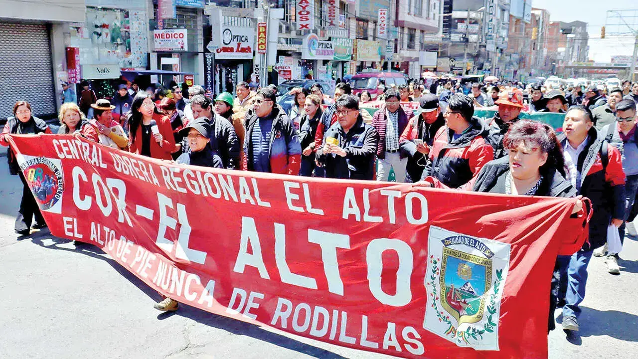 Diferentes sectores de la ciudad de El Alto marcharon este jueves contra el “gasolinazo”.