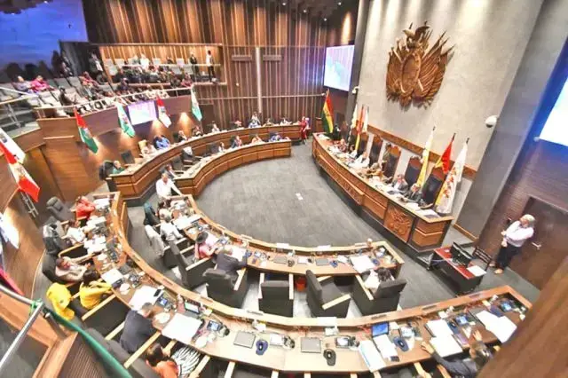 Senadores sesionaron para analizar los créditos y el PGE.