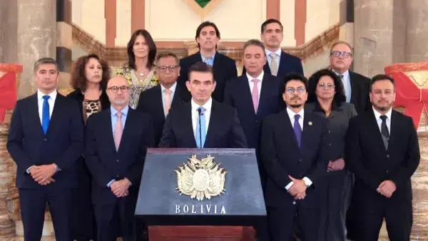 Presidente y su gabinete al momento de lanzar el decreto de emergencia económica.