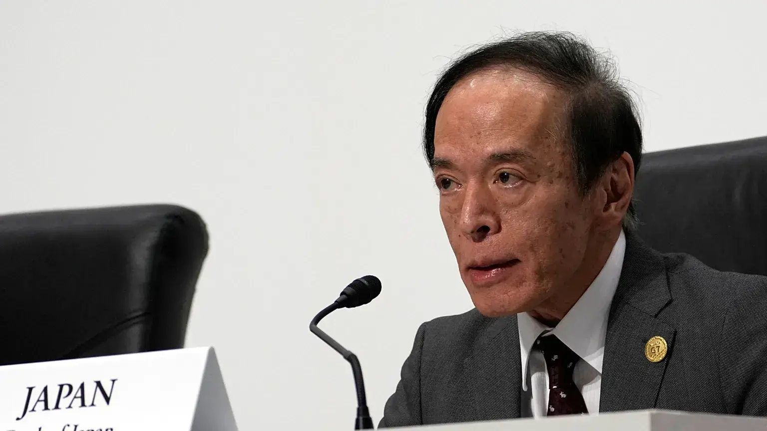 Kazuo Ueda, gobernador del Banco de Japón, habla en la rueda de prensa del G7.